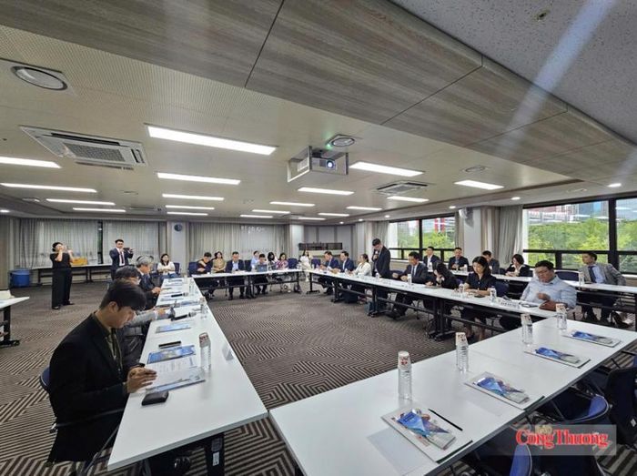 Toàn cảnh buổi làm việc giữa Đoàn công tác Việt Nam và Hiệp hội Doanh nghiệp vừa và nhỏ Hàn Quốc (KBIZ). Ảnh: Cục Xúc tiến thương mại.