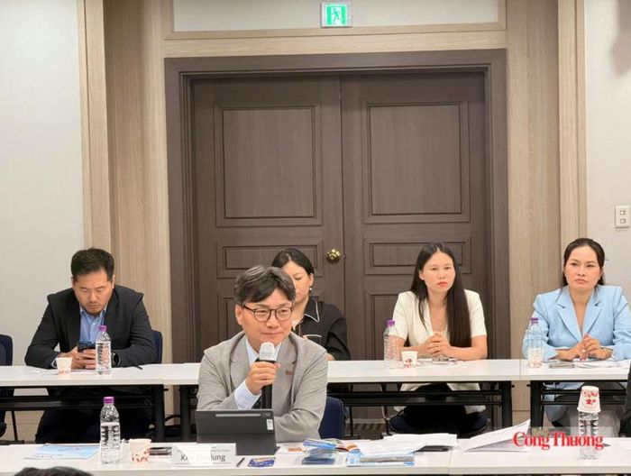 Ông Kim Hee-joong, Giám đốc điều hành KBIZ phát biểu tại buổi làm việc. Ảnh: Cục Xúc tiến thương mại
