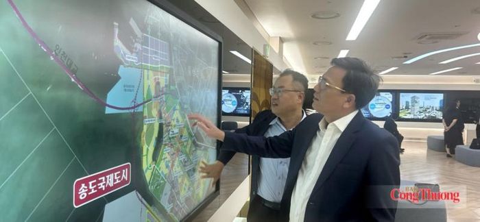 Ông Vũ Kim Cứ, Trưởng ban Quản lý Khu kinh tế và các Khu công nghiệp tỉnh Hưng Yên tìm hiểu quy hoạch tại IFEZ. Ảnh: Cục Xúc tiến thương mại