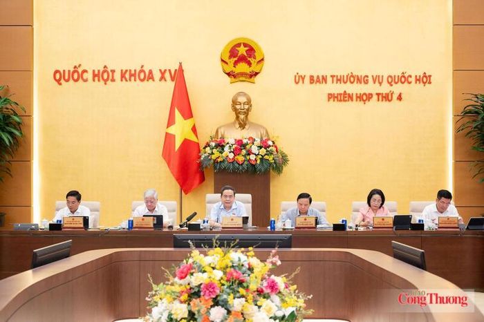 Dưới sự chủ trì của Chủ tịch Quốc hội Trần Thanh Mẫn, Ủy ban Thường vụ Quốc hội cho ý kiến về dự án Luật sửa đổi, bổ sung một số điều của Luật Xuất bản. Ảnh: Vũ Hiếu