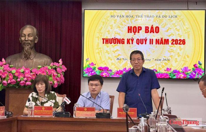 Cục trưởng Cục Báo chí Lưu Đình Phúc phát biểu tại họp báo. Ảnh: Bảo Thoa