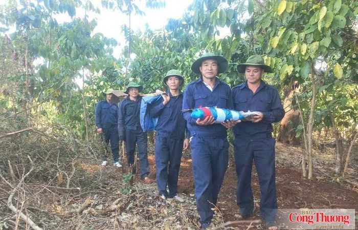 Trong vòng tay đồng đội, người lính năm xưa bắt đầu hành trình trở về. Sau nhiều năm nằm lại giữa rừng sâu, các anh đã không còn đơn độc.
