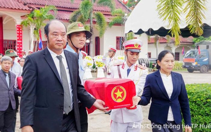 Lá cờ đỏ sao vàng phủ lên linh cữu, khép lại hành trình tìm kiếm và mở ra cuộc trở về trọn vẹn. Người lính năm xưa sẽ yên nghỉ trong lòng đất mẹ, giữa sự tri ân của đồng đội, gia đình, chính quyền và nhân dân.