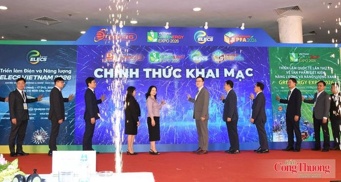 Bà Nguyễn Thị Lâm Giang, Cục trưởng Cục Đổi mới sáng tạo, Chuyển đổi xanh và Khuyến công cùng các đại biểu thực hiện nghi thức khai mạc triển lãm.