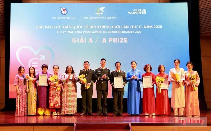 Ban Tổ chức trao chứng nhận cho các tác phẩm đạt giải A. Ảnh: Trần Khoa