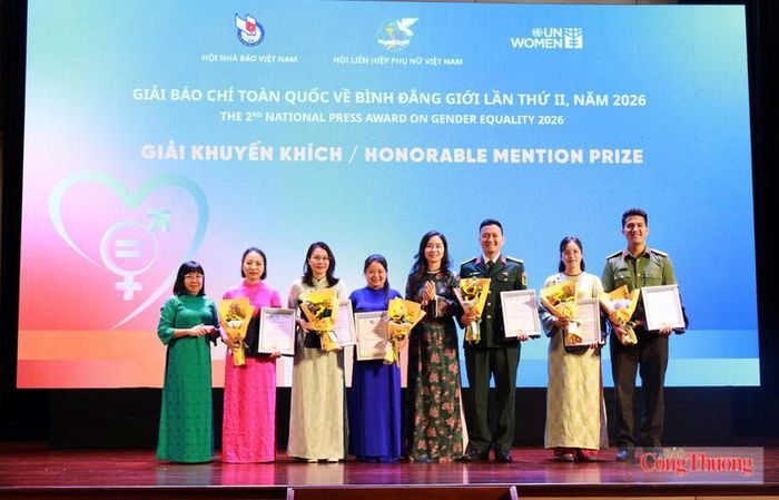 Ban Tổ chức trao chứng nhận cho các tác phẩm đạt giải Khuyến khích. Ảnh: Trần Khoa