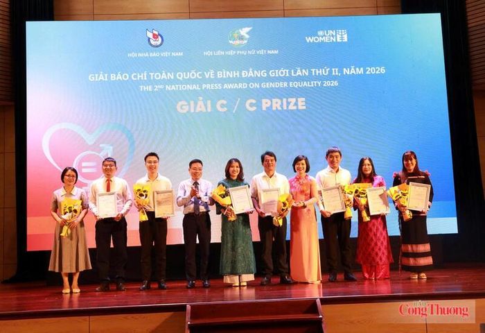 Ban Tổ chức trao chứng nhận cho các tác phẩm đạt giải C. Ảnh: Trần Khoa