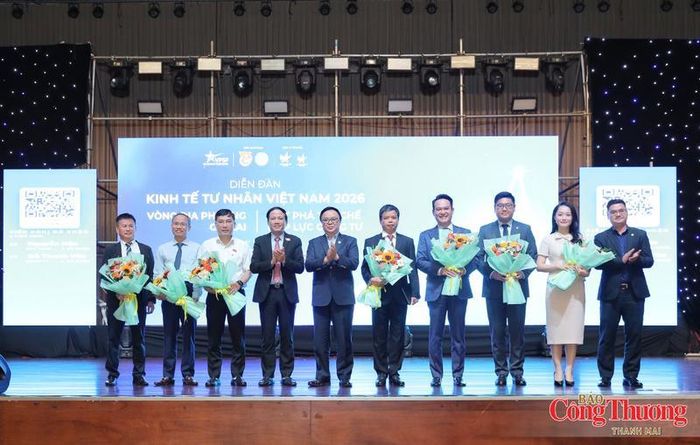 Các đại biểu nhận hoa cảm ơn tại diễn đàn.