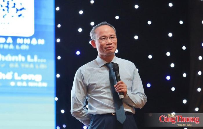 TS. Cấn Văn Lực, Thành viên Hội đồng Tư vấn chính sách tài chính tiền tệ quốc gia, Chuyên gia Kinh tế trưởng BIDV trình bày tham luận về bối cảnh kinh tế và chính sách của Việt Nam cùng những cơ hội, thách thức đặt ra đối với kinh tế tư nhân.