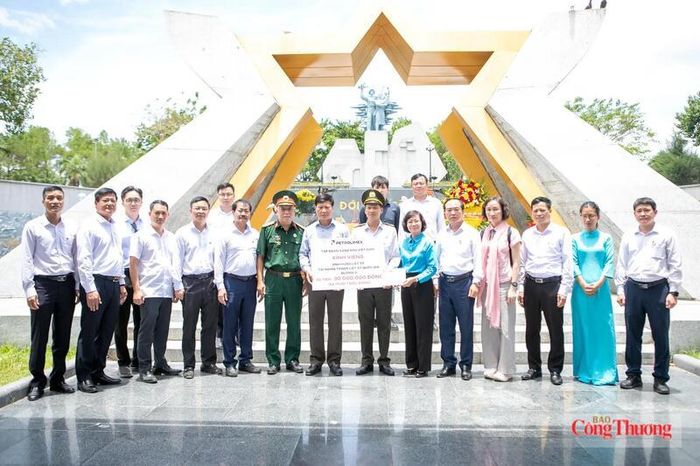 Phó Bí thư Đảng ủy, Thành viên Hội đồng quản trị, Tổng Giám đốc Lưu Văn Tuyển đại diện Tập đoàn Xăng dầu Việt Nam trao Quỹ công đức 130 triệu đồng đến các Nghĩa trang Liệt sĩ Quốc gia và các địa chỉ đỏ trên địa bàn tỉnh Quảng Trị. Ảnh: Petrolimex Quảng Trị.