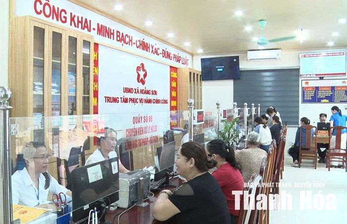 Người dân đến giải quyết thủ tục hành chính tại Trung tâm Phục vụ hành chính công xã Hoằng Sơn. Ảnh: Khánh Hòa