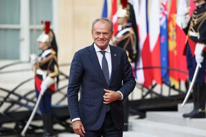 Thủ tướng Ba Lan Donald Tusk tới dự Hội nghị “Liên minh Tự nguyện” tại Điện Élyseé ở Paris (Pháp) ngày 13/7. Ảnh: Getty Images.