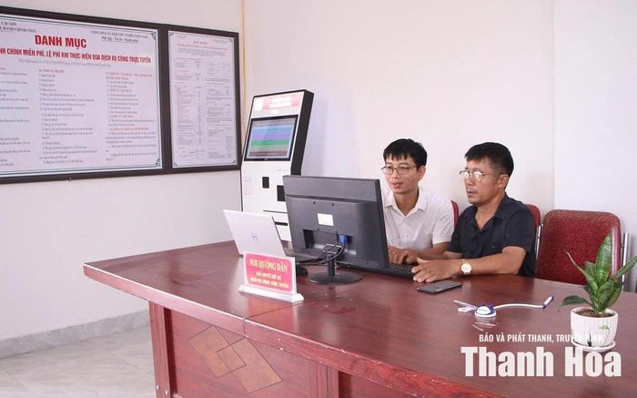 Cán bộ xã Các Sơn trực tiếp hỗ trợ người dân thực hiện các thao tác trên môi trường số tại Trung tâm Phục vụ hành chính công.