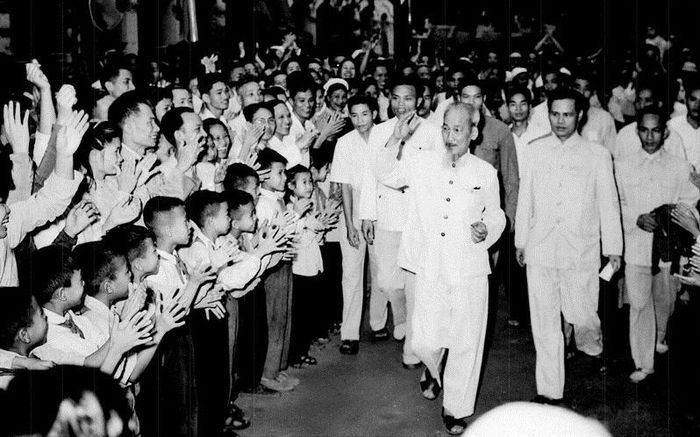 Hồ Chủ tịch đi bầu cử đại biểu Quốc hội khóa II tại Tiểu khu Trúc Bạch, khu phố Ba Đình, Hà Nội. Ảnh tư liệu.