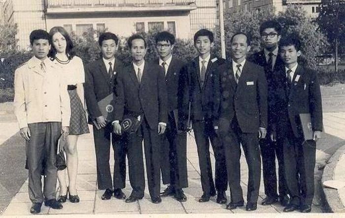 5 học sinh cùng giáo viên tham dự kỳ thi Toán quốc tế Olympic đầu tiên của Việt Nam. (Ảnh do PGS.TSKH Vũ Đình Hòa, người đoạt Huy chương bạc Olympic Toán quốc tế năm 1974 cung cấp)