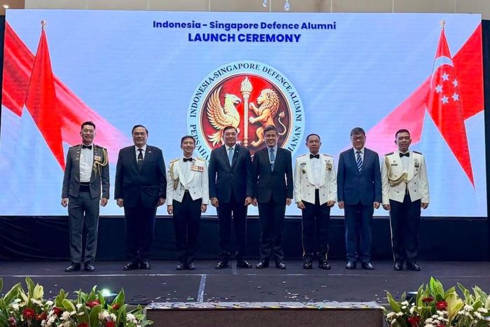 Bộ trưởng Quốc phòng Chan Chun Sing (thứ tư từ phải) và người đồng cấp Indonesia Sjafrie Sjamsoeddin (thứ tư từ trái) tại Jakarta. Ảnh: Bộ quốc phòng Singapore.
