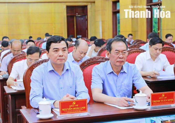 Chủ tịch UBND tỉnh Nguyễn Hoài Anh và Phó Bí thư Tỉnh ủy Trịnh Tuấn Sinh dự hội nghị.