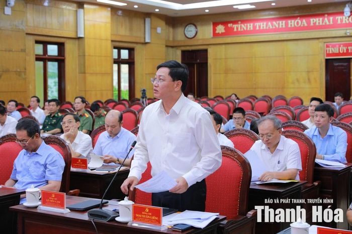 Phó Chủ tịch Thường trực UBND tỉnh Mai Xuân Liêm điều hành thảo luận.
