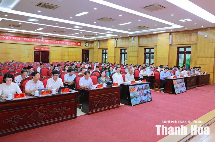 Các đồng chí lãnh đạo tỉnh và đại biểu dự hội nghị.
