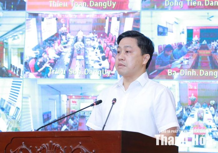 Giám đốc Sở Nông nghiệp và Môi trường Lê Văn Tiến trình bày báo cáo.