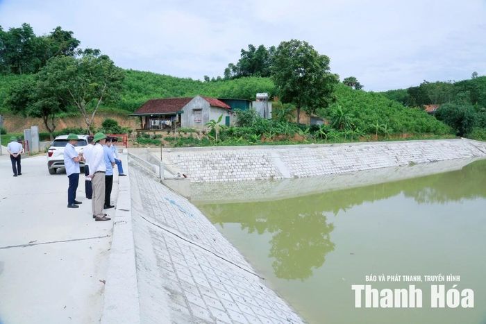 Đoàn công tác kiểm tra công trình hồ chứa nước Ao Bui, thôn Yên Xuân, xã Như Xuân.