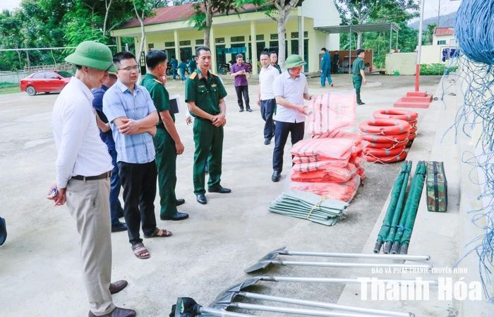 Đoàn công tác kiểm tra vật tư dự trữ phòng, chống thiên tai của xã Thanh Phong.