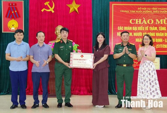 Đại tá Đinh Bạt Văn, Ủy viên Ban Thường vụ Tỉnh ủy, Chỉ huy trưởng Bộ CHQS tỉnh Thanh Hóa tặng quà cho Trung tâm Nuôi dưỡng, điều dưỡng người có công tỉnh.