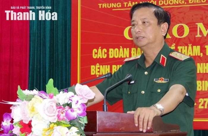 Trung tướng Hà Thọ Bình, Tư lệnh Quân khu 4 phát biểu tại buổi thăm, tặng quà.
