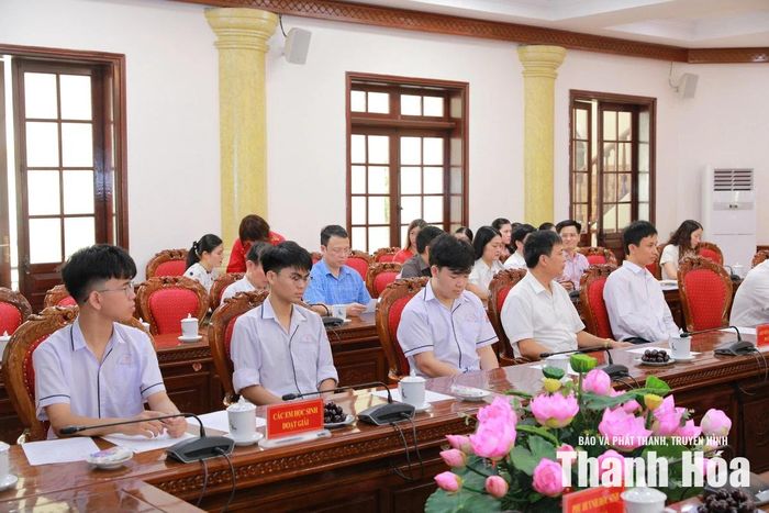 Các học sinh và giáo viên Trường THPT chuyên Lam Sơn, cùng đại biểu dự buổi gặp mặt.