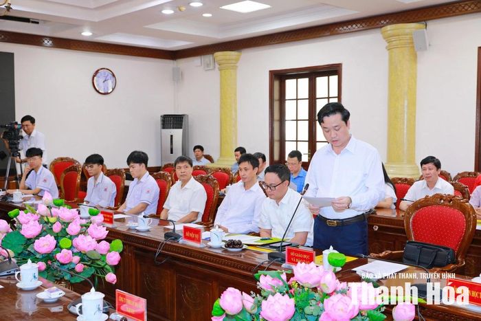 Giám đốc Sở Giáo dục và Đào tạo Đỗ Đức Quế trình bày báo cáo thành tích.