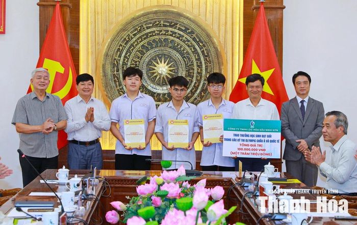 Hội Khuyến học tỉnh và Công ty TNHH Lọc hóa dầu Nghi Sơn trao phần thưởng cho các em học sinh và Trường THPT Chuyên Lam Sơn.