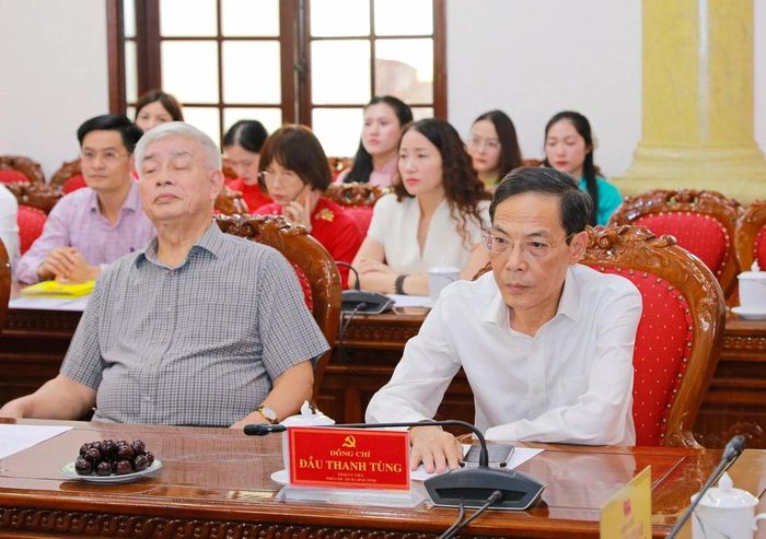 Phó Chủ tịch UBND tỉnh Đầu Thanh Tùng và các đại biểu dự buổi gặp mặt.