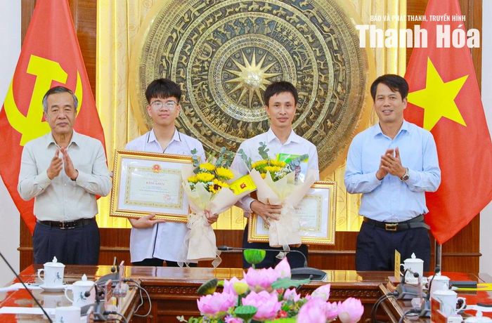 Bí thư Tỉnh ủy Lê Đức Thái và Trưởng Ban Tuyên giáo và Dân vận Tỉnh ủy Đào Xuân Yên trao Bằng khen của Chủ tịch UBND tỉnh, tặng hoa chúc mừng học sinh Lê Duy Khánh đã xuất sắc giành Huy chương Bạc tại Kỳ thi Olympic Vật lý quốc tế (IPhO) và thầy Nguyễn Bá Tư - giáo viên trực tiếp giảng dạy.
