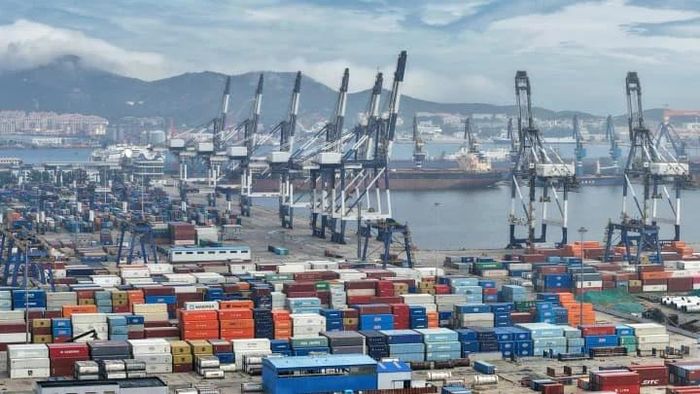 Tăng trưởng kinh tế quý II/2026 của Trung Quốc đạt 4,3%, thấp nhất kể từ năm 2022. Ảnh: CNBC.