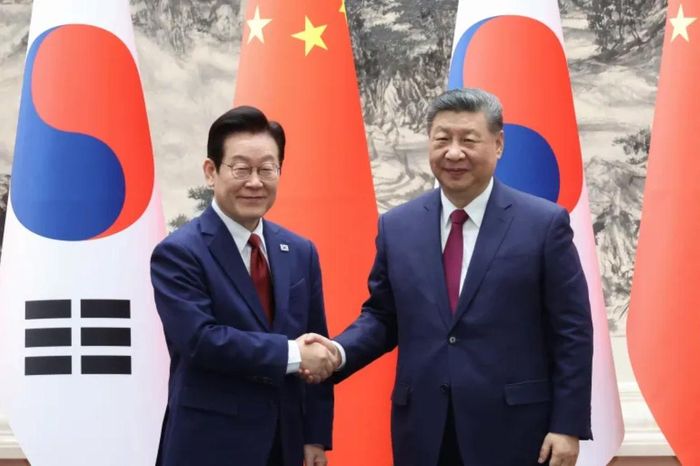 Tổng thống Hàn Quốc Lee Jae-Myung (trái) bắt tay với Chủ tịch Trung Quốc Tập Cận Bình trong lễ ký kết biên bản ghi nhớ tại Đại lễ đường Nhân dân ở Bắc Kinh . Ảnh: AFP.