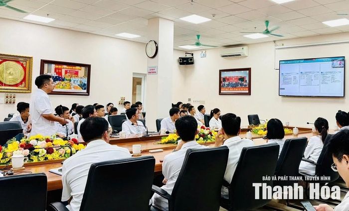 Bác sĩ Bệnh viện Ung bướu tỉnh Thanh Hóa trao đổi với Bệnh viện Kim Sa Châu, Trung Quốc để thống nhất phác đồ điều trị cho bệnh nhân.