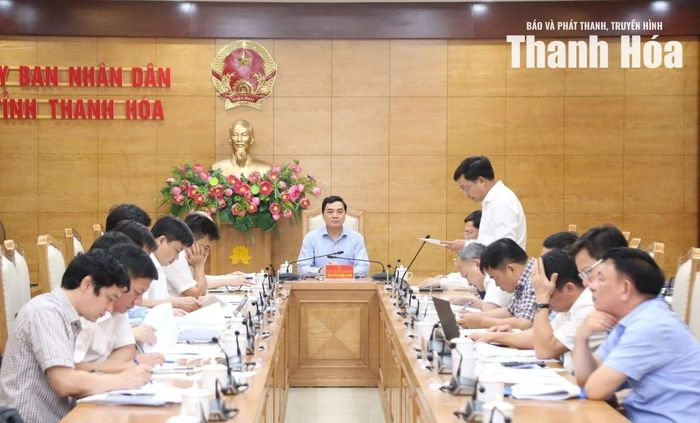 Chánh Văn phòng UBND tỉnh Nguyễn Thế Anh báo cáo về kế hoạch thực hiện kịch bản tăng trưởng.