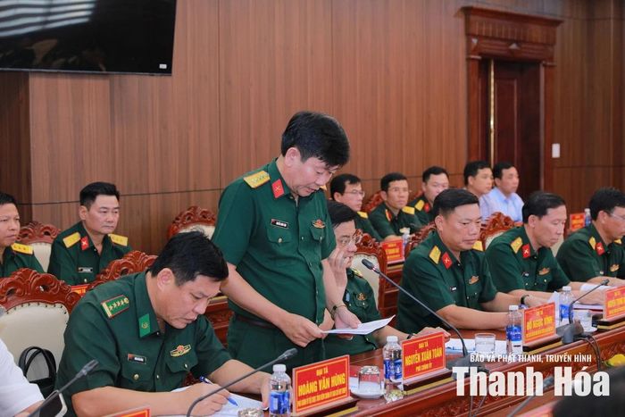 Đại diện lãnh đạo Bộ CHQS tỉnh Thanh Hóa báo cáo tóm tắt nội dung công tác bàn giao nhiệm vụ Chính ủy Bộ CHQS tỉnh Thanh Hóa.