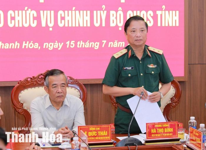 Phó Bí thư Đảng ủy, Tư lệnh Quân khu 4 Hà Thọ Bình phát biểu giao nhiệm vụ.