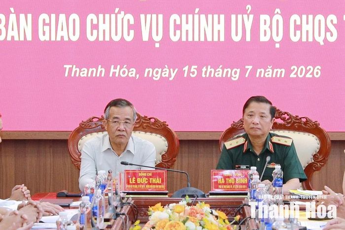 Bí thư Tỉnh ủy Lê Đức Thái và Tư lệnh Quân khu 4 Hà Thọ Bình chủ trì hội nghị.