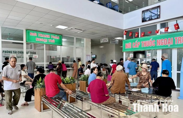 Người bệnh chờ khám tại Bệnh viện Đa khoa Hạc Thành trong không khí trong lành.