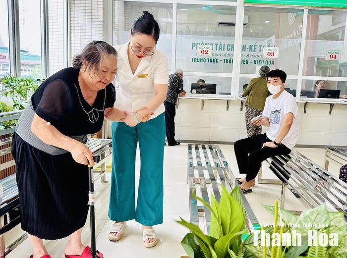 Bà Lê Thị Trường, ở phường Hàm Rồng, cảm thấy dễ chịu hơn khi đến điều trị trong môi trường không có khói thuốc.