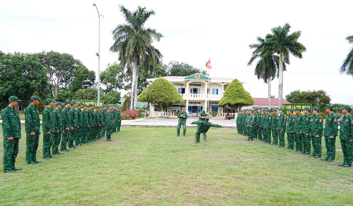 Cán bộ, chiến sĩ Tiểu đoàn Huấn luyện Cơ động 1 luyện tập bài võ đánh đối kháng.