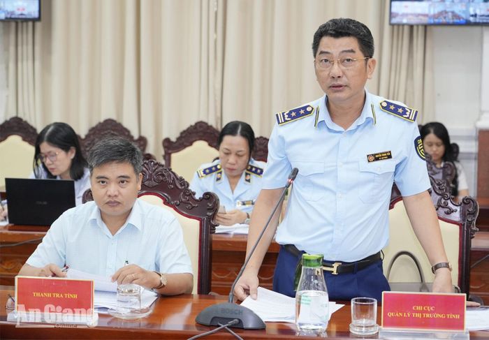 Đại diện Chi cục Quản lý thị trường tỉnh An Giang phát biểu ý kiến tại hội nghị. Ảnh: THỤY DU