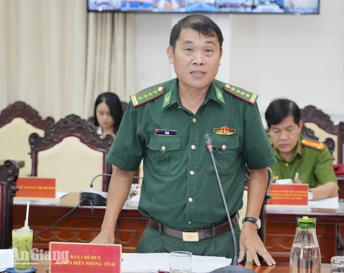 Đại diện Ban Chỉ huy Bộ đội Biên phòng tỉnh An Giang phát biểu ý kiến tại hội nghị. Ảnh: THỤY DU