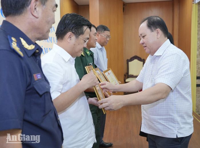 Phó Chủ tịch Thường trực UBND tỉnh An Giang Nguyễn Thanh Phong trao bằng khen cho các tập thể.