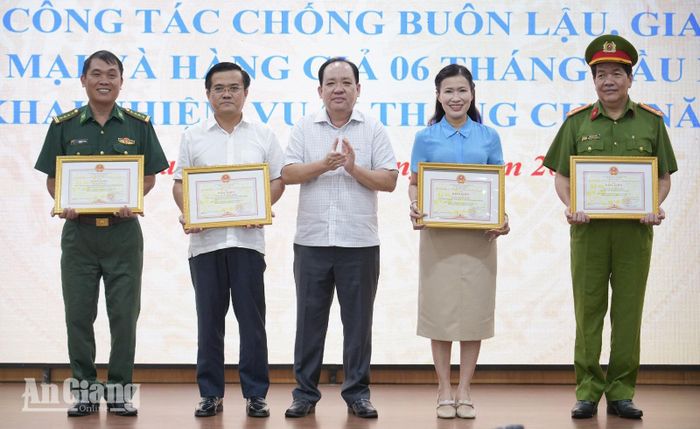 Phó Chủ tịch Thường trực UBND tỉnh An Giang Nguyễn Thanh Phong trao bằng khen cho các cá nhân.