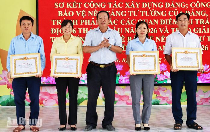 Thường trực Đảng ủy xã Long Điền trao bằng khen cho 4 đảng viên hoàn thành xuất sắc nhiệm vụ tiêu biểu 5 năm liền.