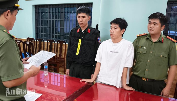 Bị can Nguyễn Tiến Sang (giữa).