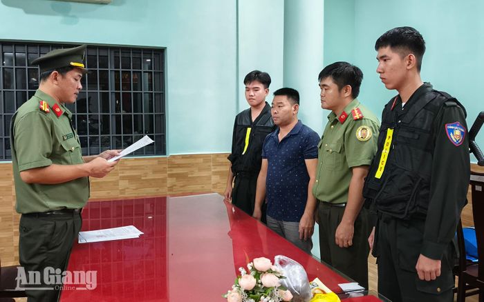 Bị can Nguyễn Văn Đang (thứ 3, từ phải qua)